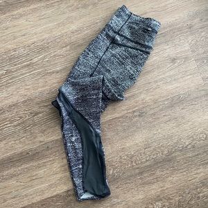 Lululemon black and white cropped leggings